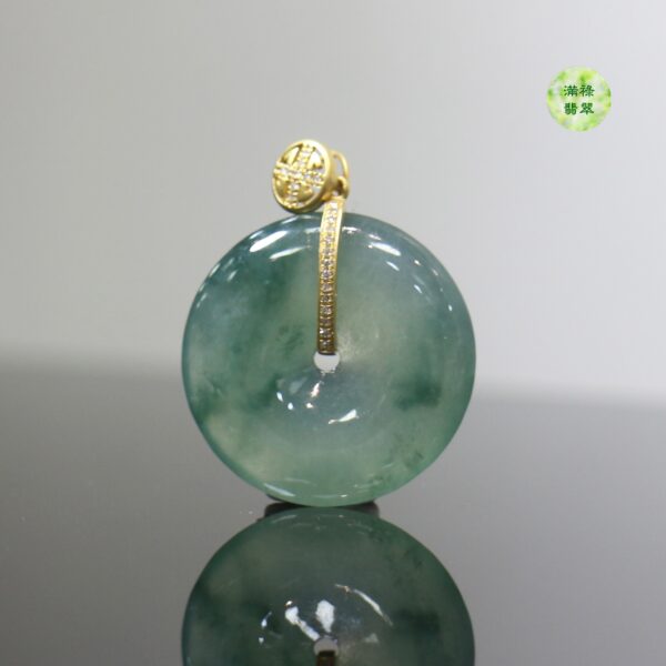 18k翡翠A貨玉器平安扣玉扣翡翠吊墜 翡翠介紹：平安扣玉吊墜，繞過了千年的歲月，它依然還是那個永不過時的經典。