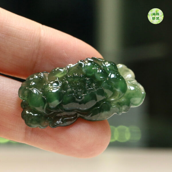 翡翠A貨玉器藍水牡丹花-花開四季翡翠鑲件 作品獲十四屆中國神工獎優秀獎 花瓣翻捲折疊協調自然 細節盡顯琳瓏剔透 - Image 6