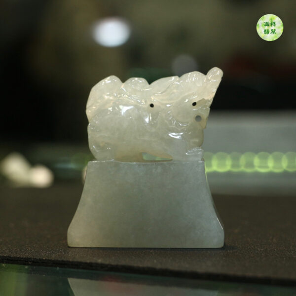 翡翠A貨玉器貔貅印章貔貅傲立於印台上昂首挺胸 其身形如虎豹 其首尾似龍 極具威猛之勢 - Image 5