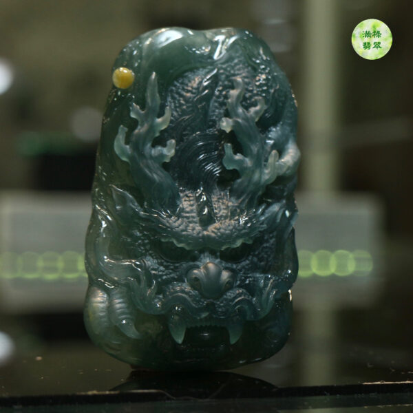 翡翠A貨玉器龍牌-青天 介紹：作品獲十四屆中國神工獎優秀獎，龍頭的各個部位都雕琢感十足，兩角服帖，鬚髮飛揚，兩眼圓瞪如鈴，神龍神情威武，兇猛霸氣。