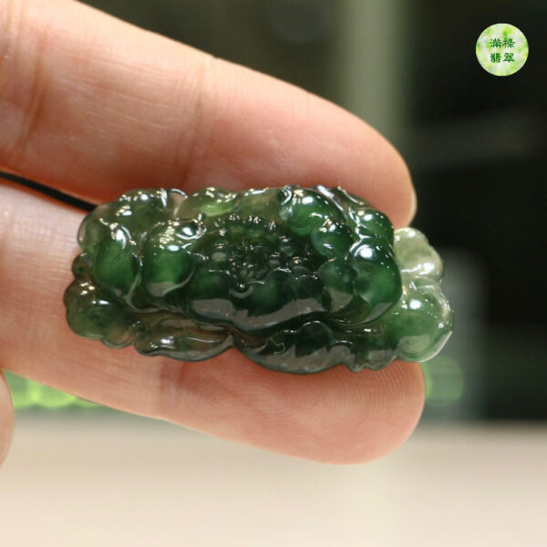 翡翠A貨玉器藍水牡丹花-花開四季翡翠鑲件 作品獲十四屆中國神工獎優秀獎 花瓣翻捲折疊協調自然 細節盡顯琳瓏剔透 - Image 7