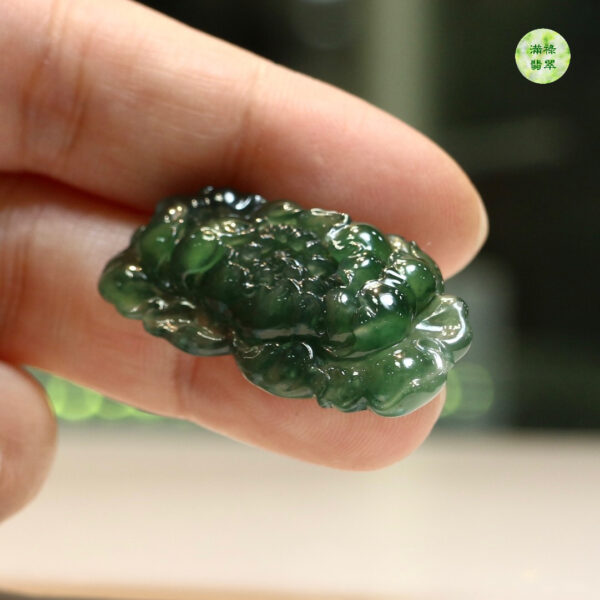 翡翠A貨玉器藍水牡丹花-花開四季翡翠鑲件 作品獲十四屆中國神工獎優秀獎 花瓣翻捲折疊協調自然 細節盡顯琳瓏剔透 - Image 5