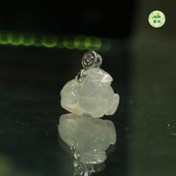 18K翡翠A貨玉器馬上有錢生肖馬翡翠吊墜 扣上面設計的圓形銅錢 和圓潤的唐馬造型相呼應 戴上它助你財源滾滾 - Image 4