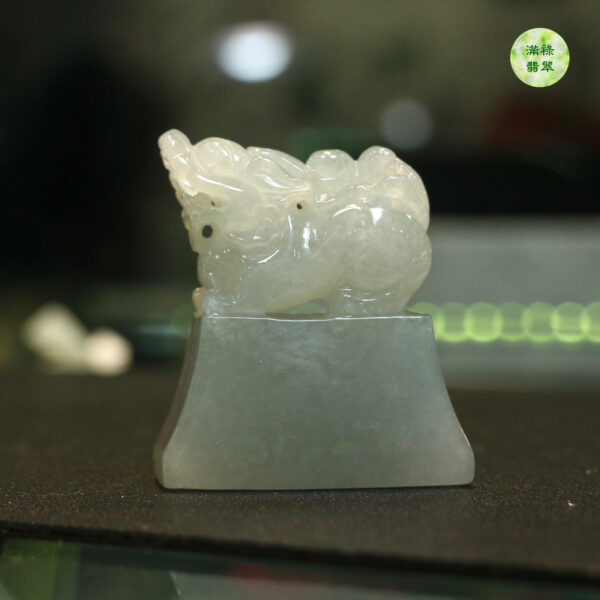 翡翠A貨玉器貔貅印章貔貅傲立於印台上昂首挺胸 其身形如虎豹 其首尾似龍 極具威猛之勢 - Image 7