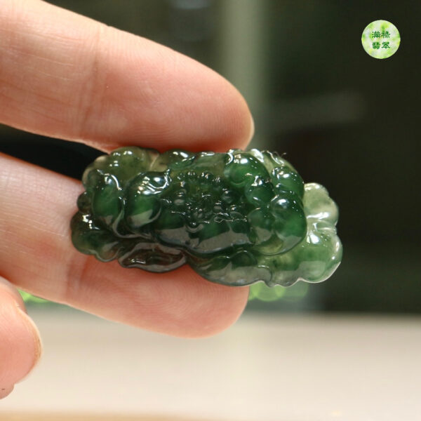翡翠A貨玉器藍水牡丹花-花開四季翡翠鑲件 作品獲十四屆中國神工獎優秀獎 花瓣翻捲折疊協調自然 細節盡顯琳瓏剔透 - Image 8