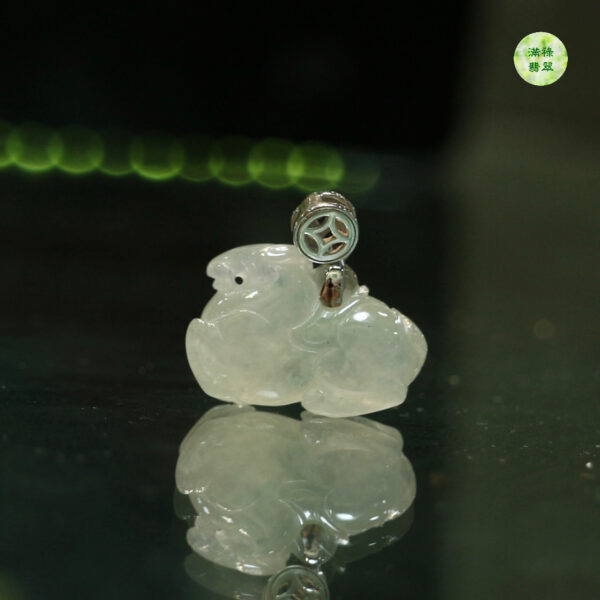 18K翡翠A貨玉器馬上有錢生肖馬翡翠吊墜 扣上面設計的圓形銅錢 和圓潤的唐馬造型相呼應 戴上它助你財源滾滾 - Image 3