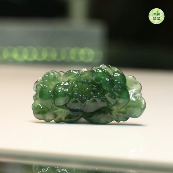 翡翠A貨玉器藍水牡丹花-花開四季翡翠鑲件 作品獲十四屆中國神工獎優秀獎 花瓣翻捲折疊協調自然 細節盡顯琳瓏剔透 - Image 3