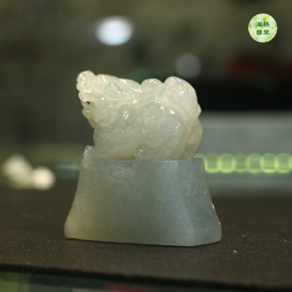 翡翠A貨玉器貔貅印章貔貅傲立於印台上昂首挺胸 其身形如虎豹 其首尾似龍 極具威猛之勢 - Image 9