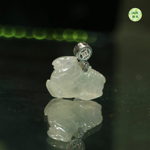 18K翡翠A貨玉器馬上有錢生肖馬翡翠吊墜 扣上面設計的圓形銅錢 和圓潤的唐馬造型相呼應 戴上它助你財源滾滾 - Image 2