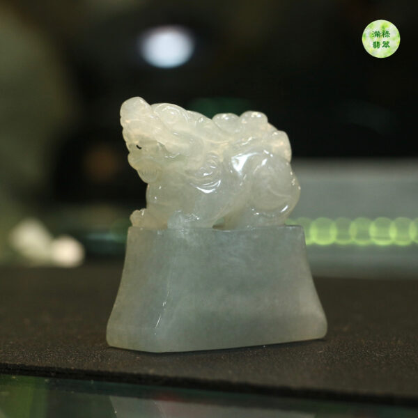 翡翠A貨玉器貔貅印章貔貅傲立於印台上昂首挺胸 其身形如虎豹 其首尾似龍 極具威猛之勢 - Image 2