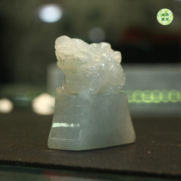 翡翠A貨玉器貔貅印章貔貅傲立於印台上昂首挺胸 其身形如虎豹 其首尾似龍 極具威猛之勢 - Image 3