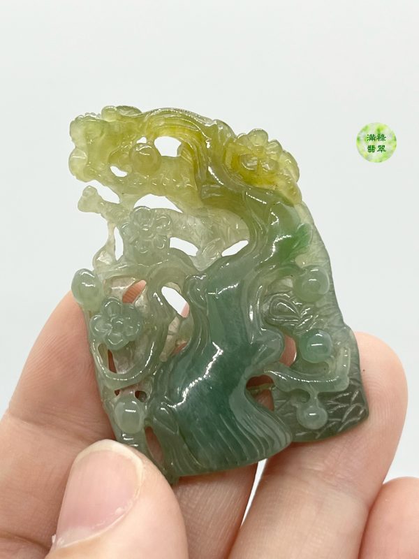 翡翠A貨玉器梅花翡翠吊墜  梅花是歲寒三友之一 人們都讚美她的傲雪精神 象徵高潔 堅強的人 - Image 3