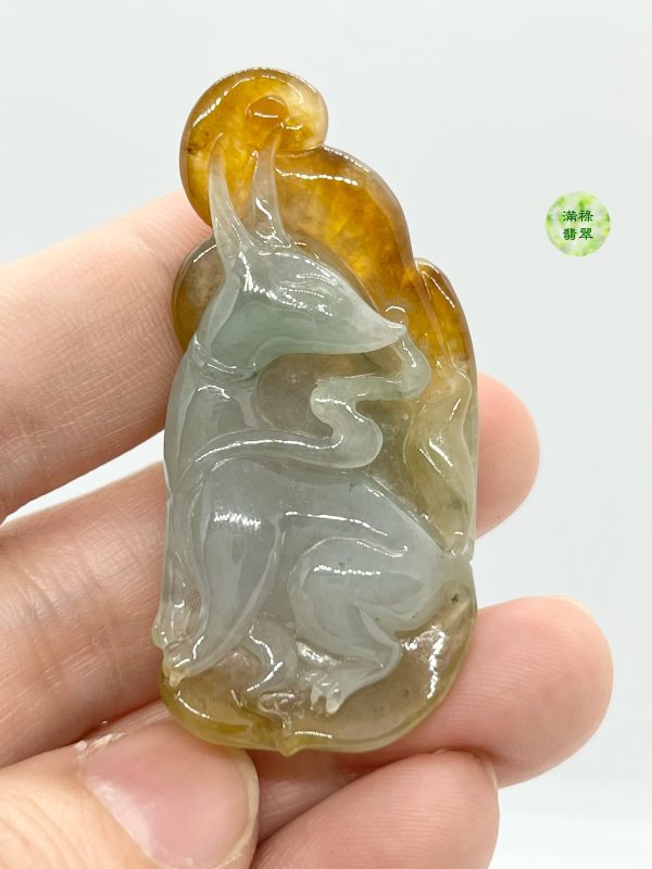 翡翠A貨玉器九尾狐翡翠吊墜 黃翡的部分設計成九條尾巴 寓意能夠吸引異性的好感