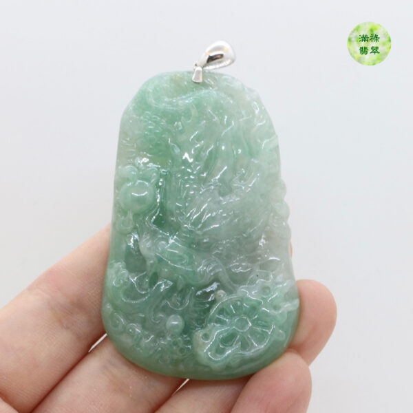 翡翠A貨玉器玉龍牌翡翠吊墜寓意着佩戴的人可以手握重權 受到別人的尊重和擁戴