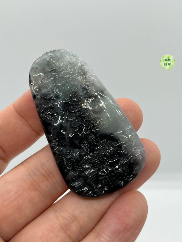 翡翠A貨玉器烏鷄種山水牌翡翠吊墜 質地飄黑 彷彿一幅水墨山水畫 - Image 2