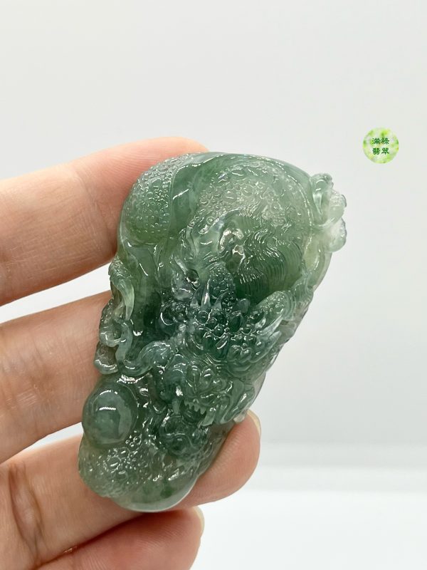 翡翠A貨玉器玉龍牌翡翠吊墜 適合屬雞 屬猴 屬鼠的人佩戴 能催生各方面的運勢 - Image 2