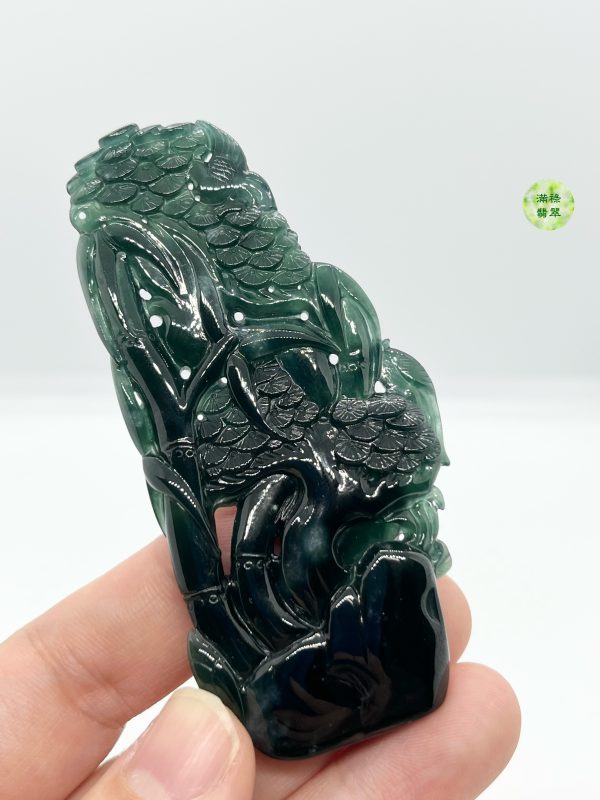 翡翠A貨玉器墨翠松樹翡翠吊墜  底質潤澤 松樹高山屹立 寓意堅韌不拔 自強不息 - Image 2