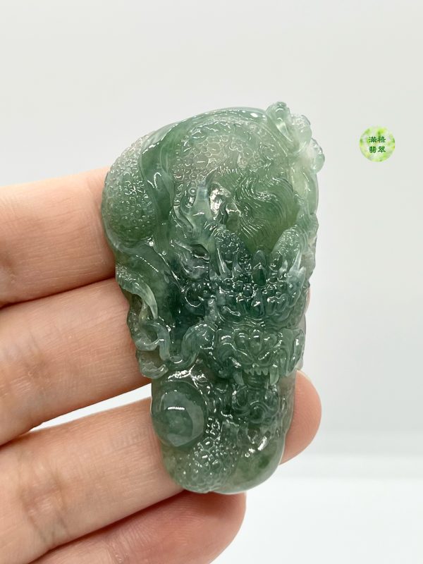 翡翠A貨玉器玉龍牌翡翠吊墜 翡翠介紹：翡翠龍牌適合屬雞、屬猴、屬鼠的人佩戴，能催生各方面的運勢，幫助事業得到提升，開拓財富運勢。