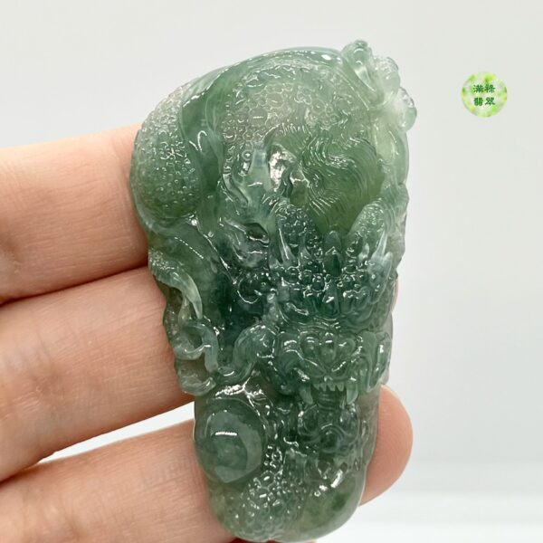 翡翠A貨玉器玉龍牌翡翠吊墜 翡翠介紹：翡翠龍牌適合屬雞、屬猴、屬鼠的人佩戴，能催生各方面的運勢，幫助事業得到提升，開拓財富運勢。