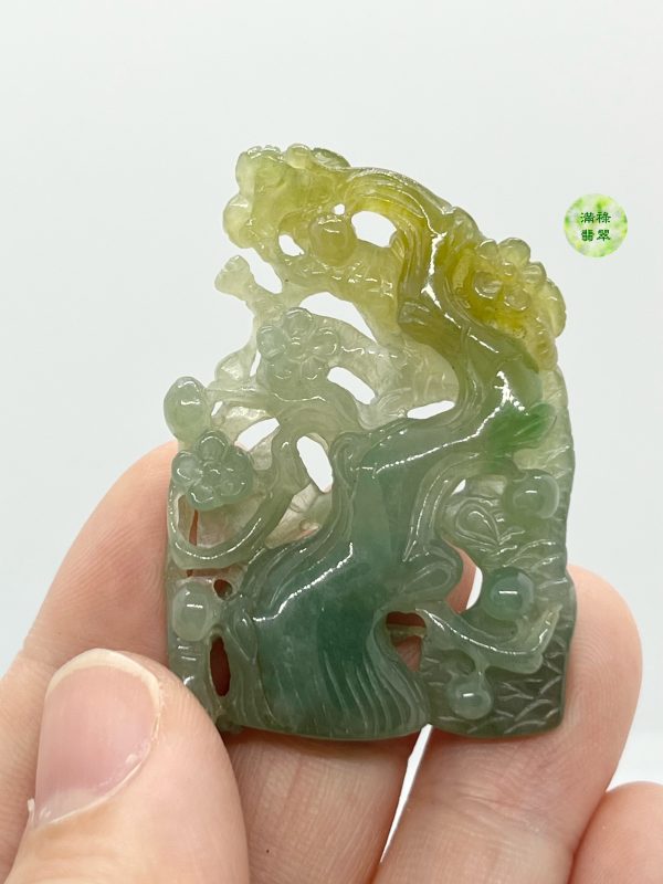 翡翠A貨玉器梅花翡翠吊墜 梅花是歲寒三友之一 人們都讚美她的傲雪精神 象徵高潔 堅強的人