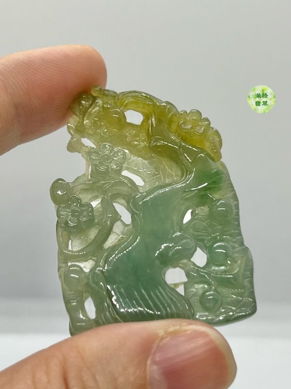 翡翠A貨玉器梅花翡翠吊墜  梅花是歲寒三友之一 人們都讚美她的傲雪精神 象徵高潔 堅強的人 - Image 8