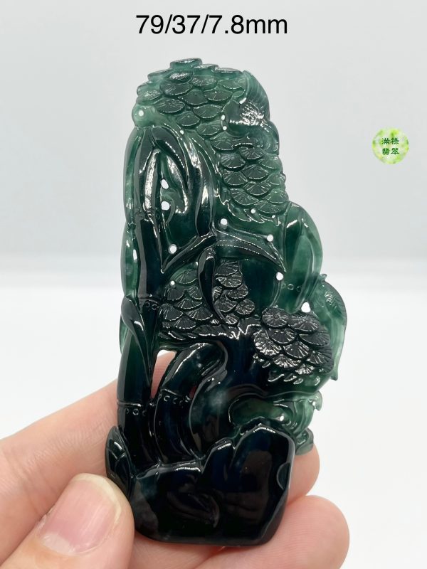 翡翠A貨玉器墨翠松樹翡翠吊墜 底質潤澤 松樹高山屹立 寓意堅韌不拔 自強不息
