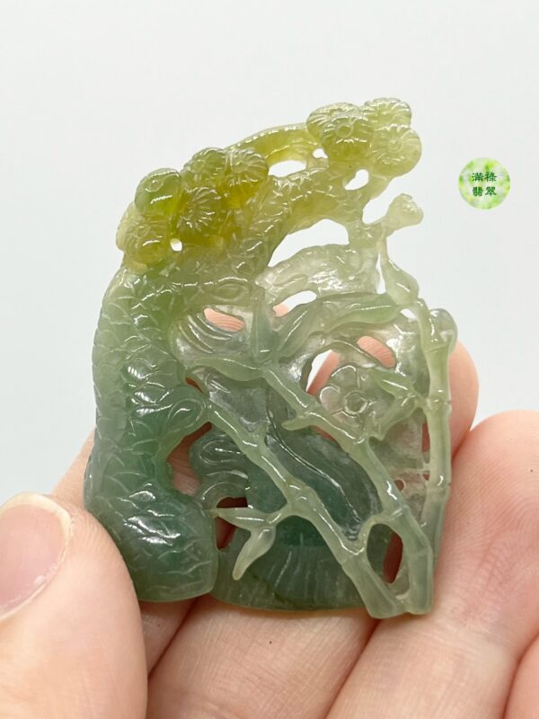翡翠A貨玉器梅花翡翠吊墜  梅花是歲寒三友之一 人們都讚美她的傲雪精神 象徵高潔 堅強的人 - Image 4