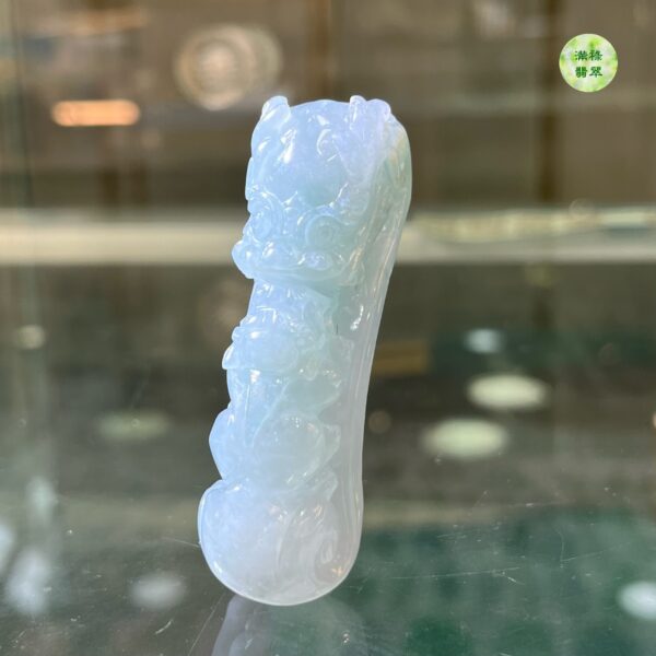 翡翠玉器A貨玉龍勾翡翠吊墜龍首與貔貅相對 諦謔教誨 表達了儒家文化長幼有序  融洽共處的含義 - Image 2
