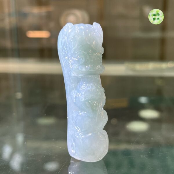 翡翠玉器A貨玉龍勾翡翠吊墜龍首與貔貅相對 諦謔教誨 表達了儒家文化長幼有序  融洽共處的含義 - Image 3