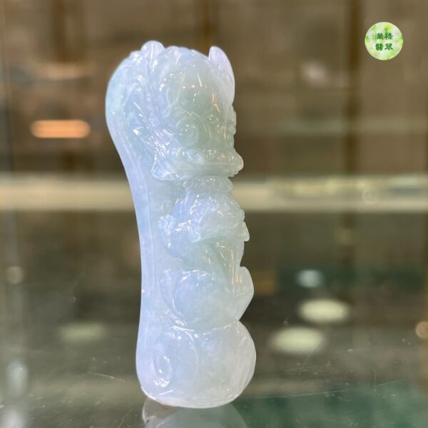 翡翠玉器A貨玉龍勾翡翠吊墜龍首與貔貅相對 諦謔教誨 表達了儒家文化長幼有序  融洽共處的含義 - Image 4