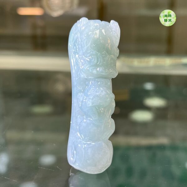 翡翠玉器A貨玉龍勾翡翠吊墜龍首與貔貅相對 諦謔教誨 表達了儒家文化長幼有序  融洽共處的含義 - Image 5