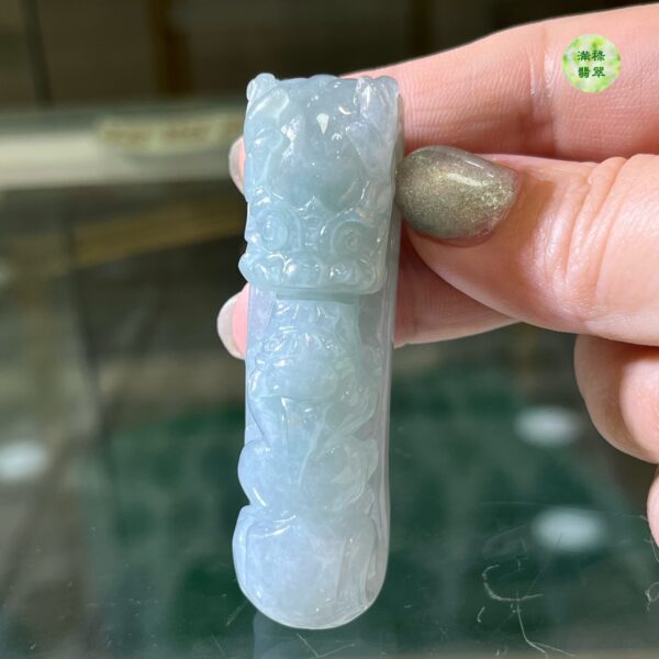 翡翠玉器A貨玉龍勾翡翠吊墜龍首與貔貅相對 諦謔教誨 表達了儒家文化長幼有序  融洽共處的含義 - Image 8