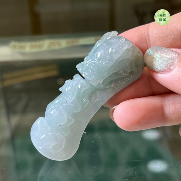 翡翠玉器A貨玉龍勾翡翠吊墜龍首與貔貅相對 諦謔教誨 表達了儒家文化長幼有序  融洽共處的含義 - Image 11