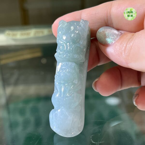 翡翠玉器A貨玉龍勾翡翠吊墜龍首與貔貅相對 諦謔教誨 表達了儒家文化長幼有序  融洽共處的含義 - Image 12