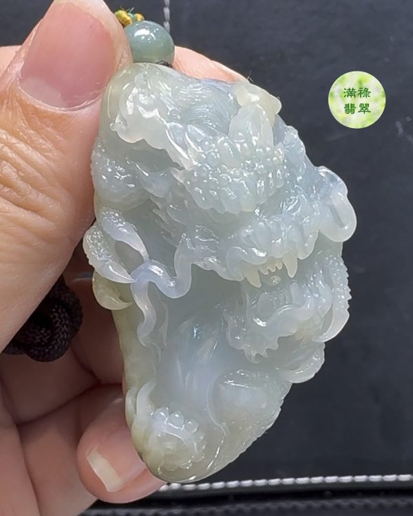 精美雕刻糯冰種翡翠A貨玉器龍牌——彰顯力量與吉祥寓意