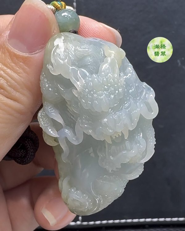 精美雕刻糯冰種翡翠A貨玉器龍牌——彰顯力量與吉祥寓意 - Image 3