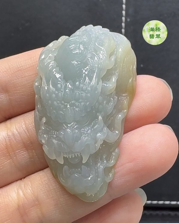 精雕細琢糯冰種翡翠A貨玉器龍牌——象徵力量與祥瑞的獨特佩飾