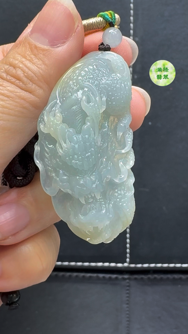 精雕細緻糯冰種翡翠A貨龍牌——呈現力量與祥瑞的高雅玉器