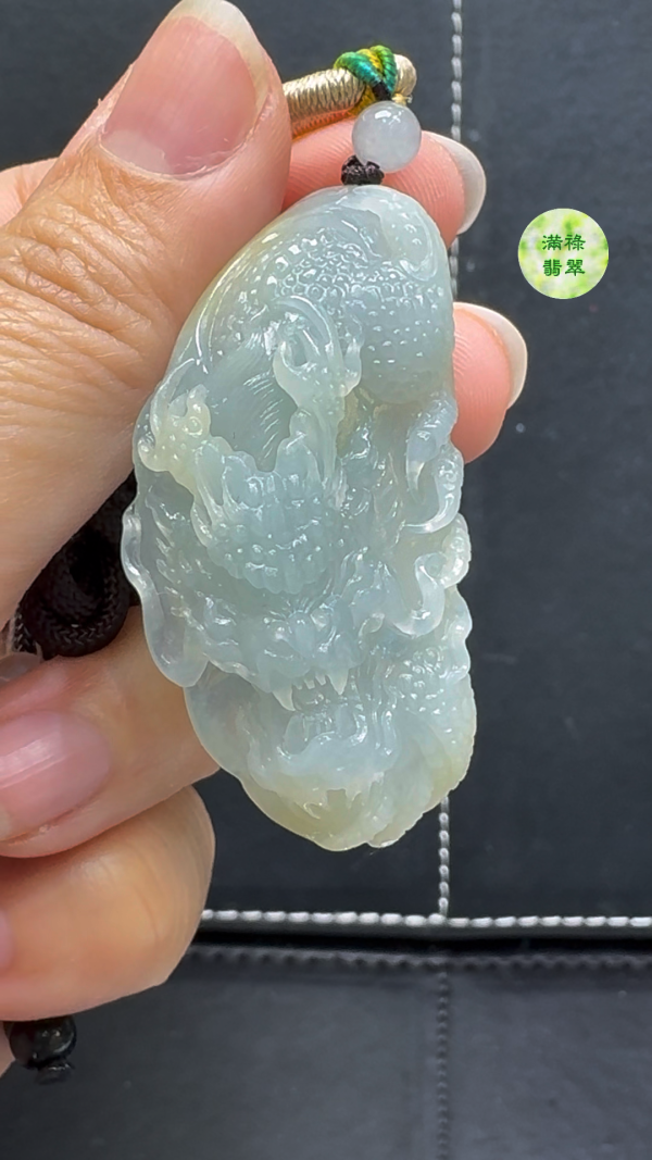 精雕細緻糯冰種翡翠A貨龍牌——呈現力量與祥瑞的高雅玉器 - Image 2