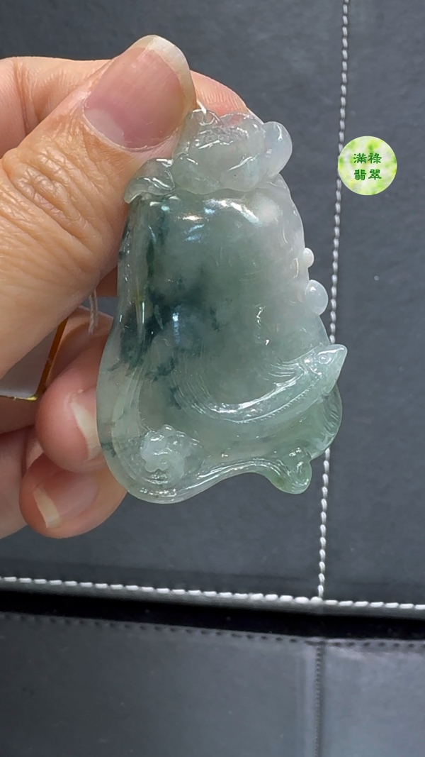 精緻雕刻糯冰種翡翠A貨荷花魚吊墜——平和與富足的優雅象徵