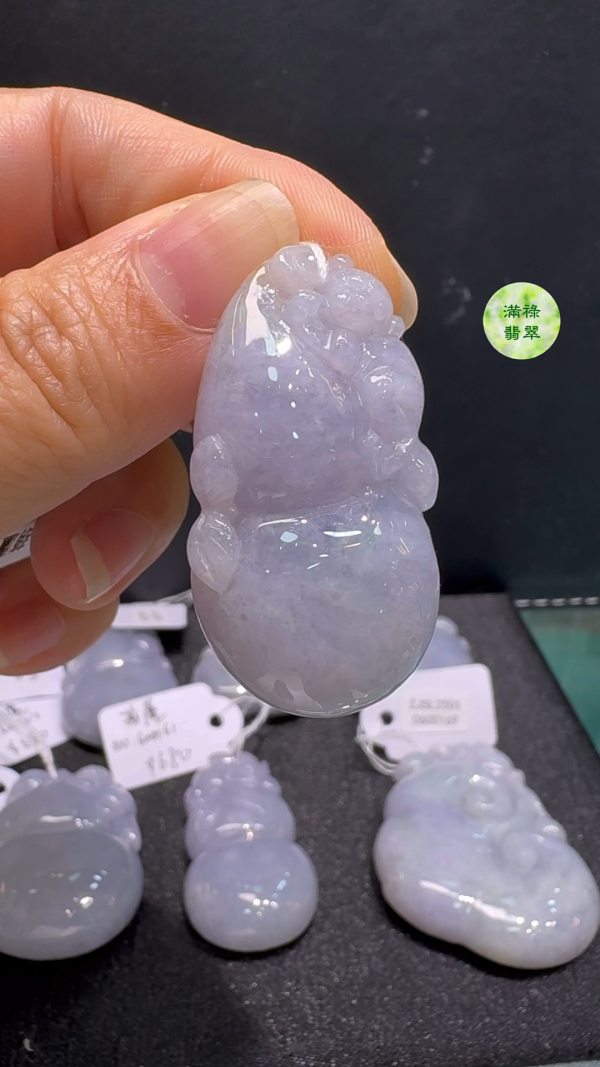 翡翠A貨玉器紫羅蘭如意翡翠吊墜 尺寸： 40 x 22 x 11 mm