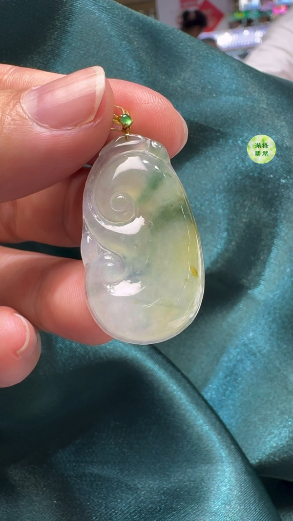 翡翠A貨玉器帶黃翡如意34 x 19 x 36mm