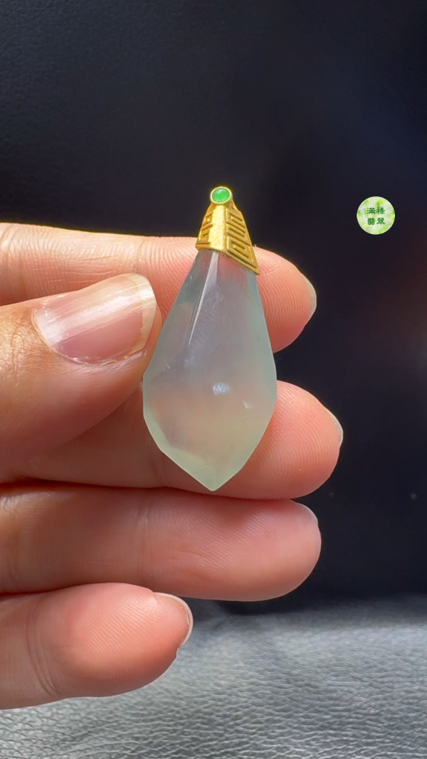 18K翡翠A貨玉器隨形翡翠吊墜 尺寸： 36-16-9.3mm