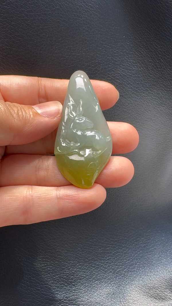 翡翠A貨玉器帶黃翡梅花鹿 57-26-8mm
