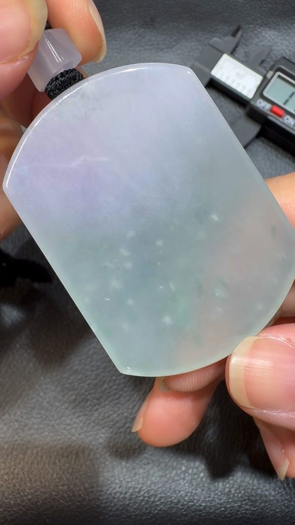 翡翠直播商品#54-翡翠A貨春彩無事牌翡翠吊墜 - Image 5