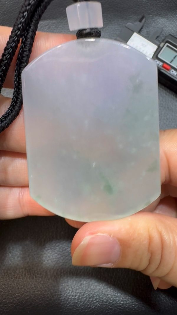翡翠直播商品#54-翡翠A貨春彩無事牌翡翠吊墜 - Image 4