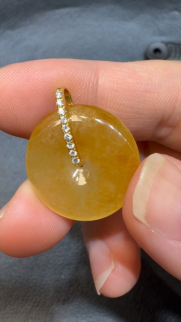 翡翠直播商品#68-18k白金鑽石黃翡平安扣 - Image 2