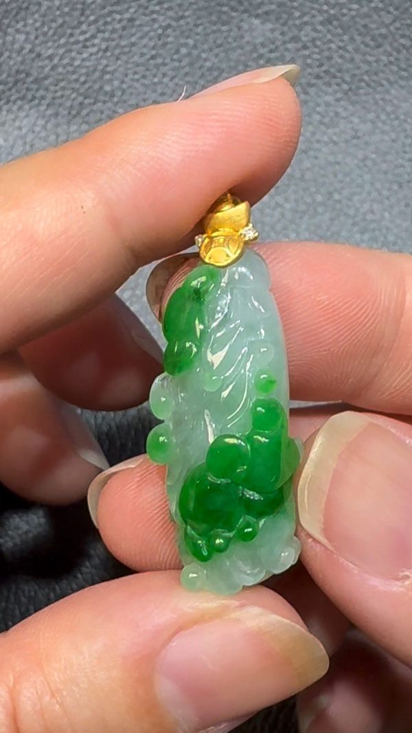 翡翠直播商品#99-18K翡翠玉器陽綠生財生菜吊墜