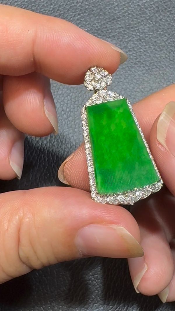 翡翠直播商品#106-18K白金鑽石翡翠陽綠無事牌吊墜 - Image 5