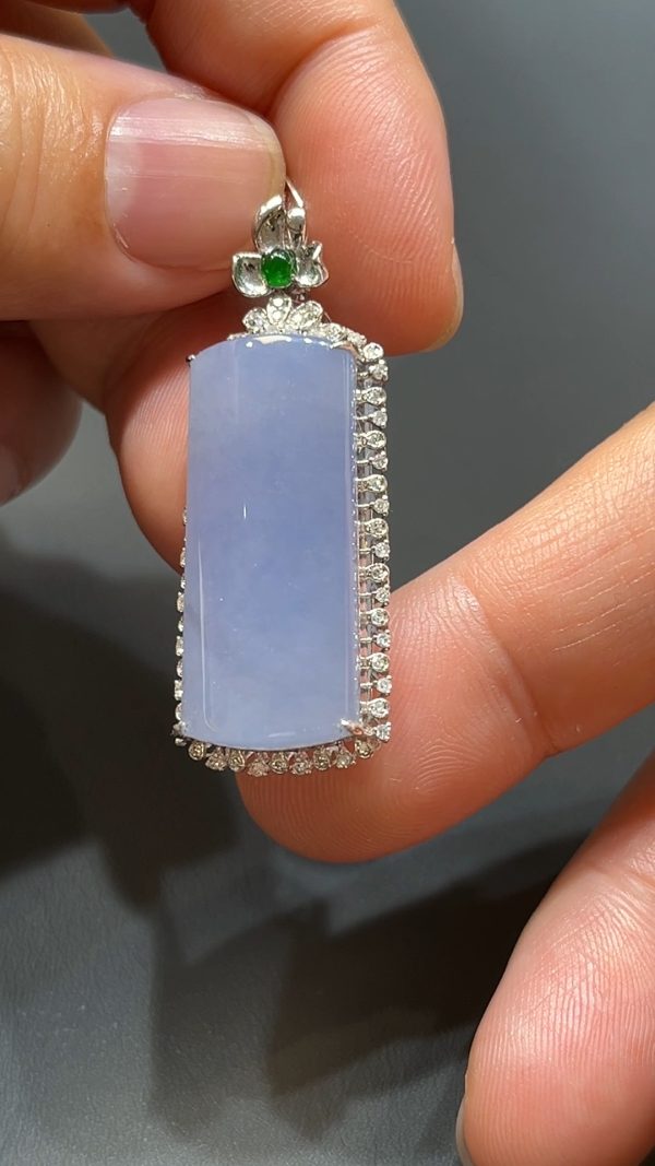 翡翠直播商品#209-18K白金鑽石鑲嵌紫羅蘭無事牌吊墜 - Image 2